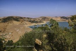 Image du Maroc Professionnelle de  Le barrage Oued El Makhazine, conçu pour le développement et  l'irrigation du périmètre du Loukkos. Ainsi les champs situés dans le triangle Ksar El Kébir, Larache, Moulay Bouselham profitent de cette infrastructure. Cette importante réalisation située sur El Oued Loukkos sert à la régularisation inter annuelle des débits tout en formant une protection contre les crues, au Jeudi 1er Septembre 2005 à cette datte le barrage dispose 309 Million de M3. (Photo / Abdeljalil Bounhar) 